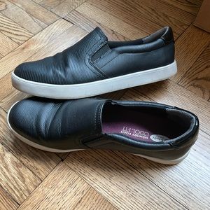 Black flat sneakers. Size 8.